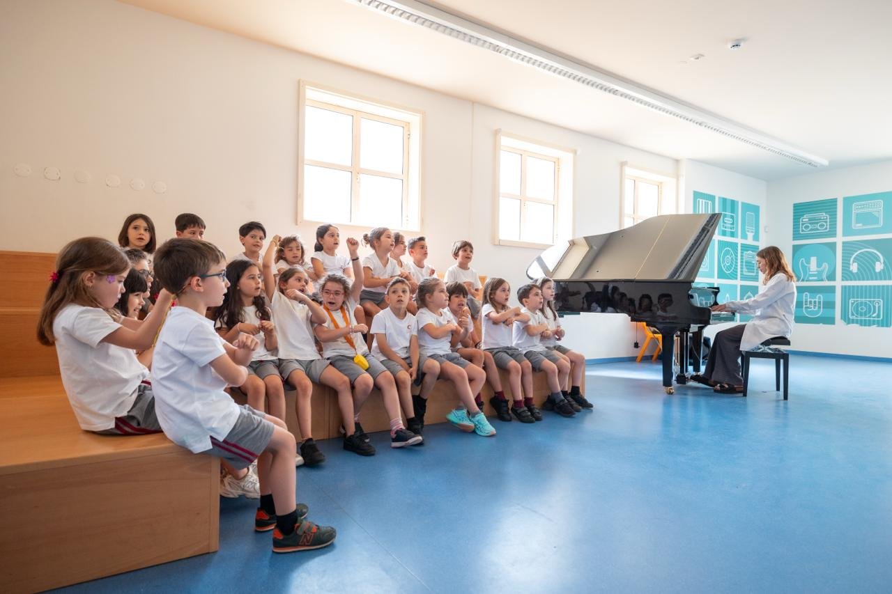 Sala de música com a turma a assistir ao piano