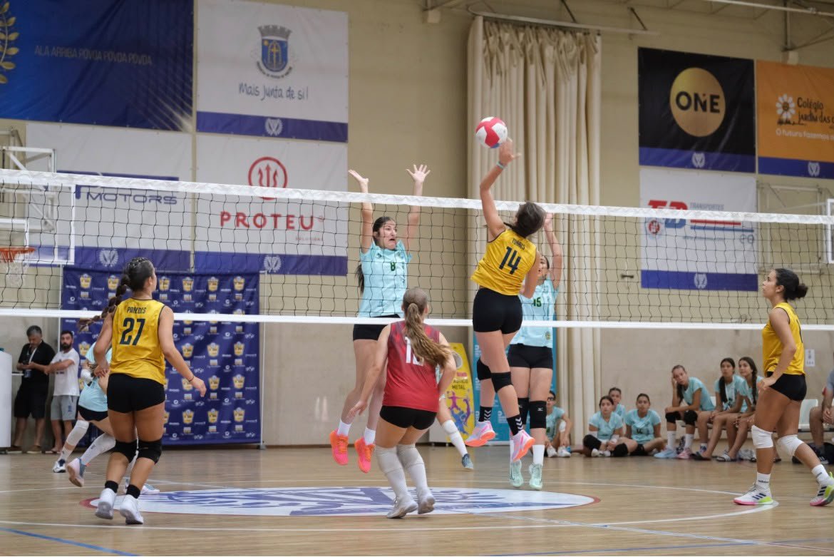 Ataque junto à rede durante um jogo de voleibol